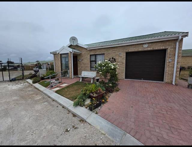 2 BEDROOM TOWNHOUSE FOR SALE IN JEFFREYS BAY CENTRAL